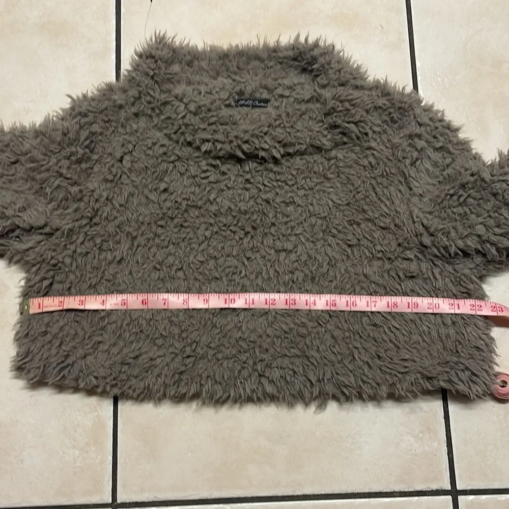 Sweaters - Picture 3 of 6
